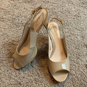 Jacklin Smith Anessa Heels Pumps Sling Back Faux Pattent Leather Beige Nude 7